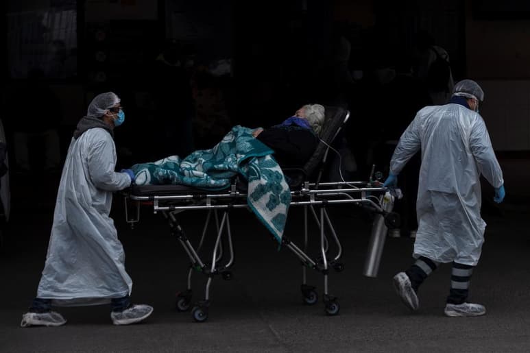 Chile sumó este domingo 3,709 nuevos casos de COVID-19, lo que eleva la cifra total de infectados a 69,102, mientras que el presidente del país, Sebastián Piñera, alertó de que el sistema hospitalario está 'muy cerca del límite'. (ARCHIVO)