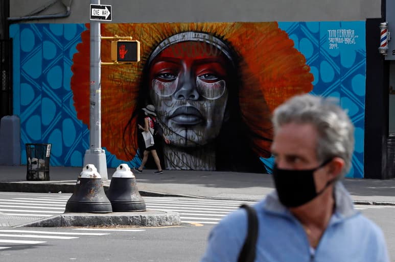El estado de Nueva York tuvo un repunte en sus fallecidos con COVID-19 este domingo y registró 109 en las últimas 24 horas, 25 más que el día anterior. (ARCHIVO) 