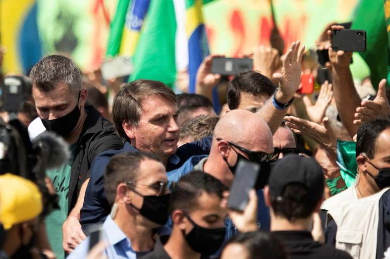 Cientos de seguidores del presidente de Brasil, Jair Bolsonaro, se aglomeraron este domingo cerca del palacio de Gobierno para expresar su respaldo al mandatario, quien sin protección se mezcló entre la multitud, ignorando de nuevo las recomendaciones ante el COVID-19. (EFE)