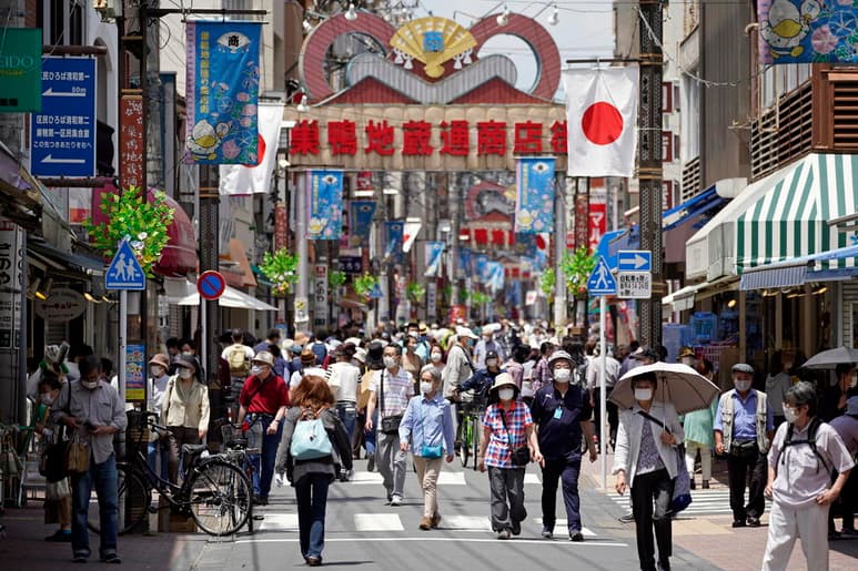 El ministro de Revitalización Económica de Japón, Yasutoshi Nishimura, confirmó hoy que el estado de emergencia para el área metropolitana de Tokio y la prefectura de Hokkaido dará fin mañana lunes 25. (ARCHIVO)