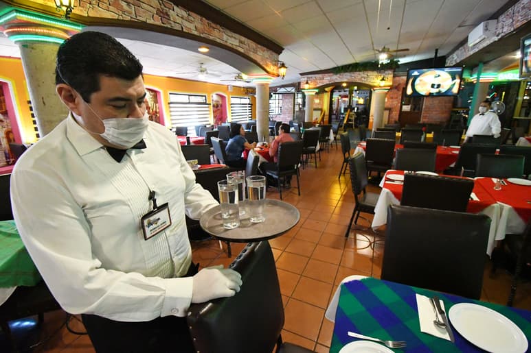 El protocolo indica que los meseros usarán caretas, cubrebocas y guantes desechables. (EL SIGLO DE TORREÓN)