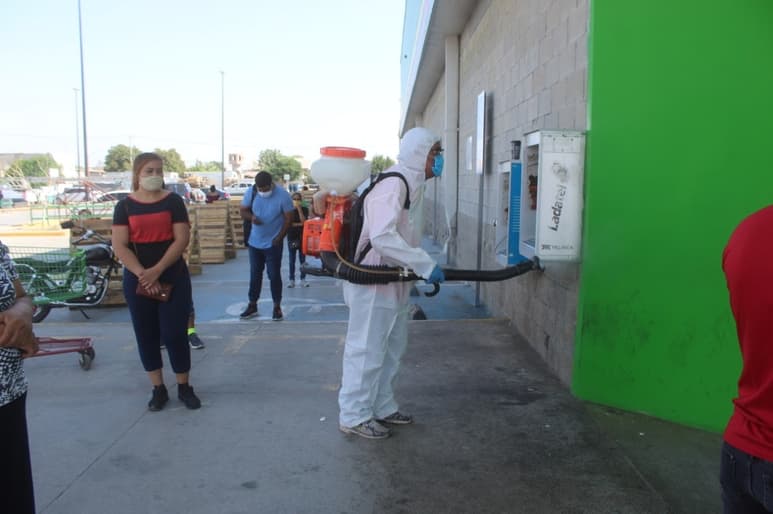 Distintos edificios públicos son objeto de sanitización por parte del personal de Salud Municipal.