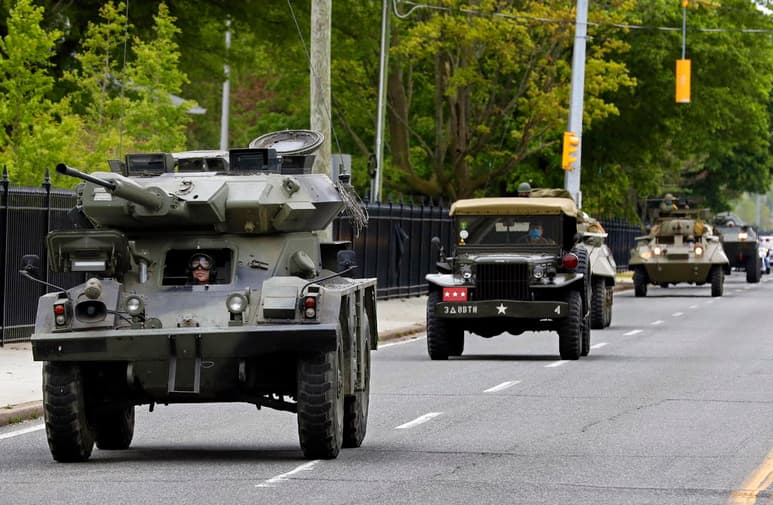 Los neoyorquinos celebraron el Día de los Caídos en Guerras con convoyes de autos y pequeñas ceremonias en lugar de desfiles, mientras aquellos que querían rendir tributo a los militares caídos se enfrentaron con restricciones por el coronavirus. (ARCHIVO)