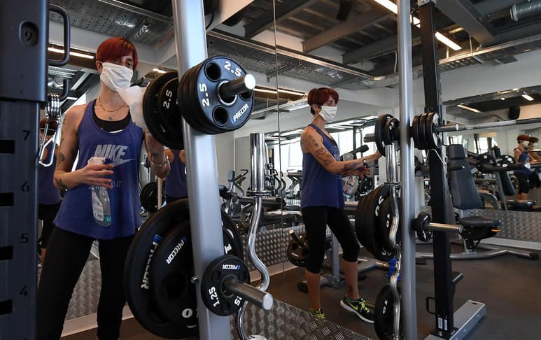 Italia dio hoy un nuevo paso al levantar algunas de las restricciones impuestas para contener la pandemia de coronavirus, como la reapertura de centros deportivos y piscinas en muchas regiones, mientras registró 300 nuevos contagios, el menor número desde finales de febrero. (EFE)