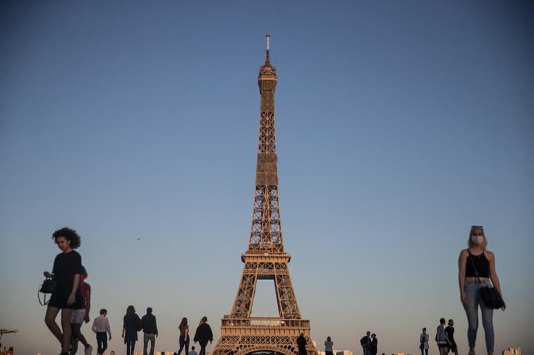 Francia ha registrado 28,457 muertos por coronavirus desde el inicio de la epidemia, indicó este lunes el Gobierno francés, que señaló que en las últimas 24 horas ha habido 90 fallecimientos en los hospitales. (ARCHIVO) 