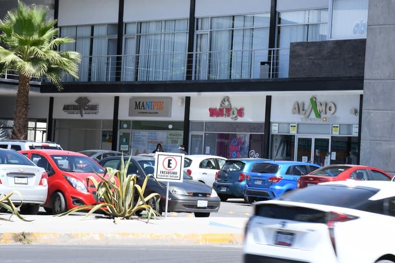 Ante la reapertura de comercios, piden empresarios a ciudadanos a acatar las medidas de salud. (FERNANDO COMPEÁN)