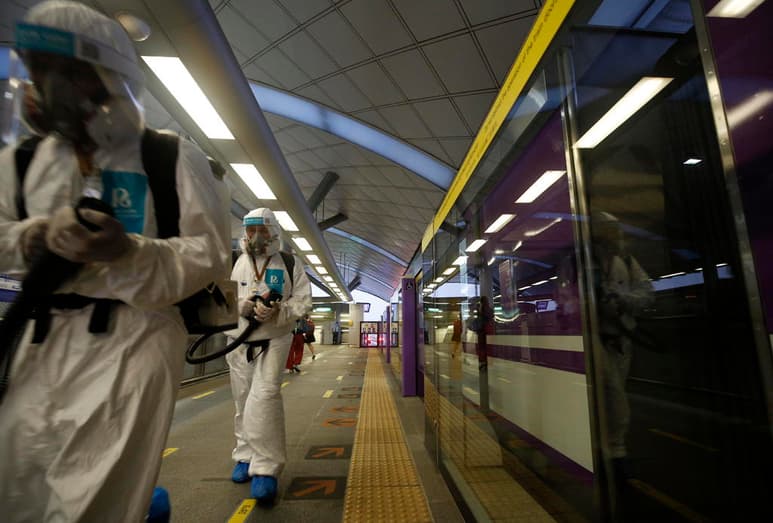 El mundo todavía está en la “primera oleada” de la pandemia, advirtió el martes un importante experto en salud. (ARCHIVO)