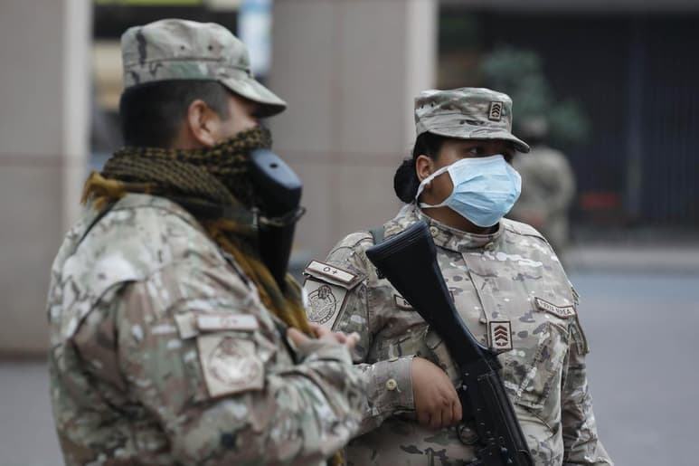 La policía y el ejército peruanos tomaron hoy el control de la zona comercial capitalina de Gamarra, para hacer respetar las medidas de confinamiento por el nuevo coronavirus. (ARCHIVO)