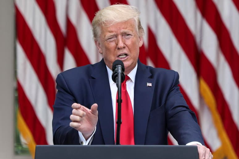'Los republicanos sienten que las plataformas de redes sociales silencian totalmente las voces conservadoras. Regularemos con contundencia, o las cerraremos, antes de permitir que esto suceda', afirmó Trump precisamente desde su cuenta de Twitter, su medio favorito de comunicación.
(EFE)