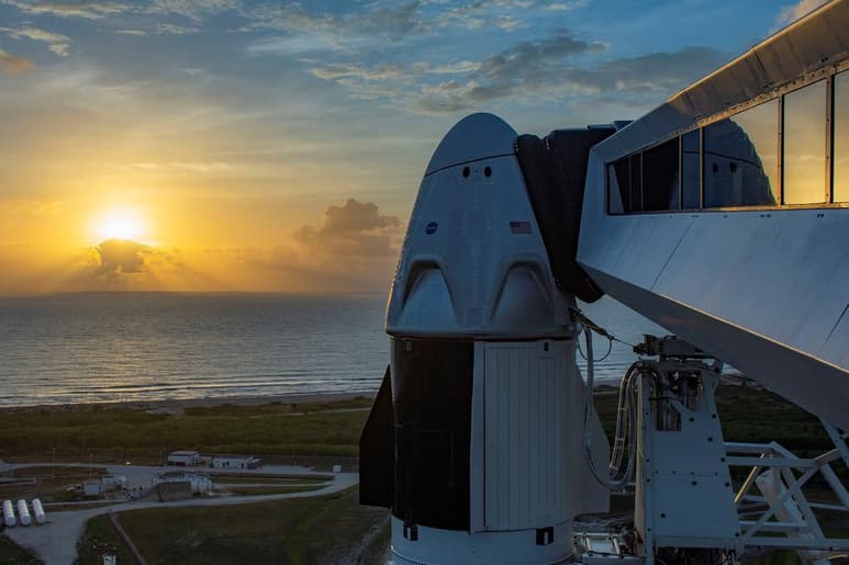 Hoy podría comenzar una nueva era para la humanidad, asegura la NASA, que en unas horas lanzará el primer vuelo tripulado con miras a iniciar los despegues comerciales al espacio. (ARCHIVO)