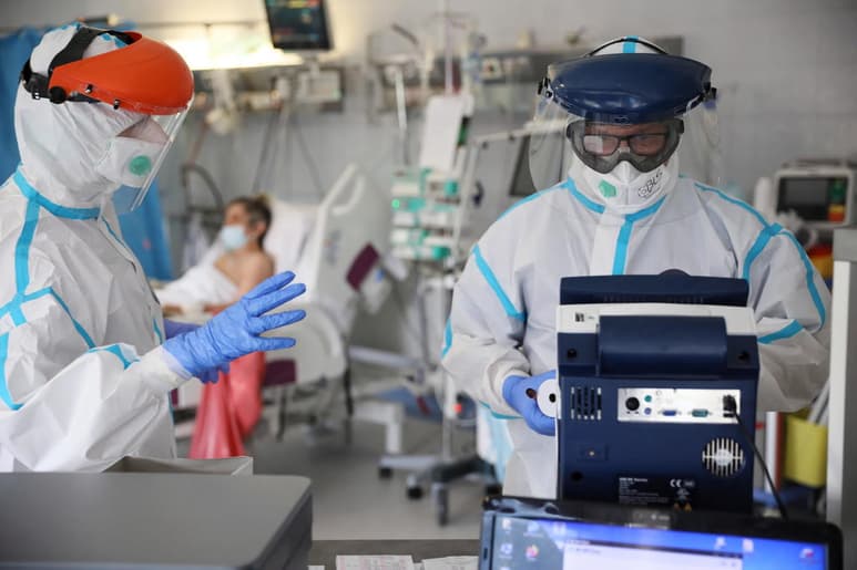 La marca de 100,000 contagios diarios se mantuvo en las cuatro últimas jornadas, mientras que los nuevos decesos se han estabilizado por encima de los 4,000. (EFE)