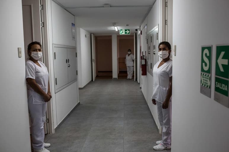Una presunta especialista en salud que prometía aplicar una cura para la COVID-19, permanece en la clínica que operaba de la provincia de Lima y tras exámenes médicos, resultó contagiada con el nuevo coronavirus. (ARCHIVO)