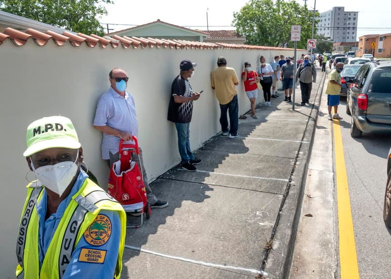 Sesenta personas murieron en Florida a causa del nuevo coronavirus SARS-CoV-2 en las últimas 24 horas, una de las cifras de decesos más altas registradas desde la reapertura económica del estado. (ARCHIVO)