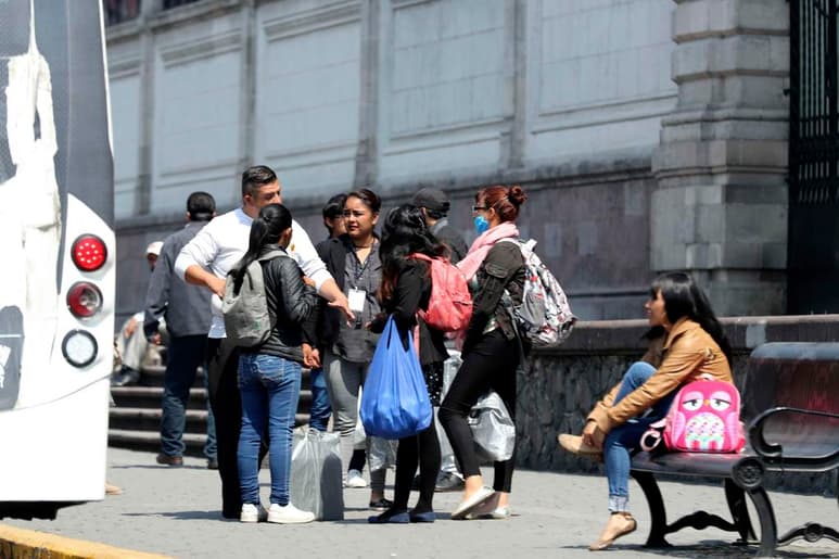 México se encamina a la reapertura gradual de sus actividades sociales y económicas, prevista para el 1 de junio, con la trágica paradoja de que las cifras siguen batiendo récords: este martes fallecieron 501 mexicanos por COVID-19 y las muertes ya superan el máximo pronosticado de 8,000. (ARCHIVO)