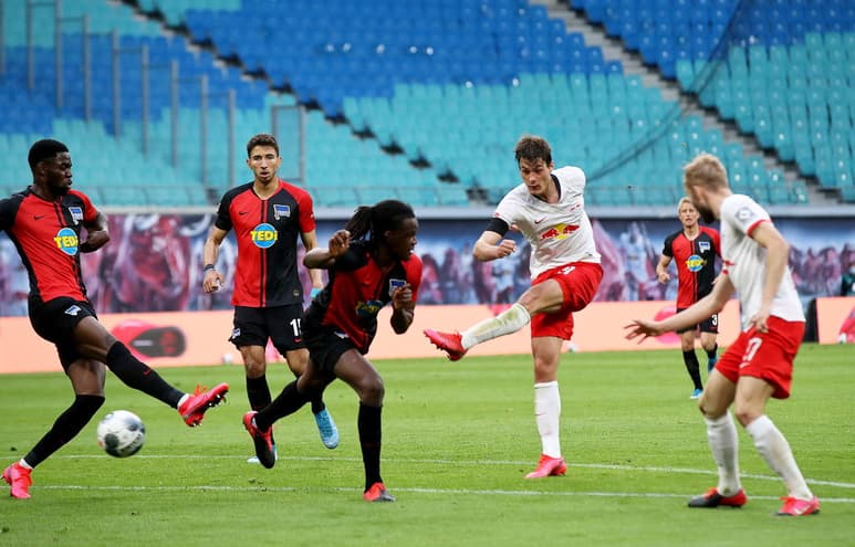 El RB Leipzig empató hoy con el Hertha Berlín a dos goles en un partido en el que tuvo que jugar casi media hora con diez hombres, perdiendo así la oportunidad de desalojar al Borussia Dortmund de la segunda plaza de la clasificación. (ARCHIVO)