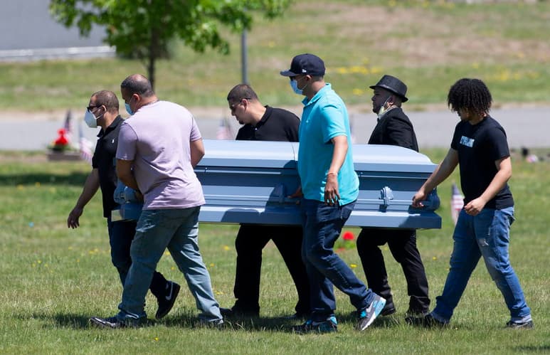 Estados Unidos superó este miércoles los 100,000 fallecidos por la pandemia del COVID-19, convirtiéndose así en el primer país en el mundo que rebasa esa cifra, de acuerdo al recuento independiente de la Universidad Johns Hopkins. (EFE)