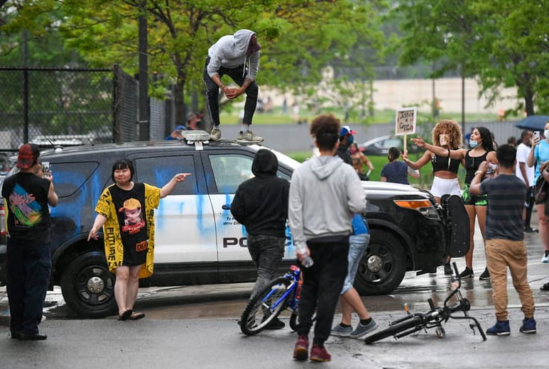 La tarde del martes ciudadanos de Minnesota acudieron al sitio donde fue arrestado Floyd para manifestarse, hasta el momento la frase I can’t breathe (no puedo respirar) que él mismo usó en su defensa, ha sido empleada por su hermana, así como en algunos carteles de la marcha. (ARCHIVO)