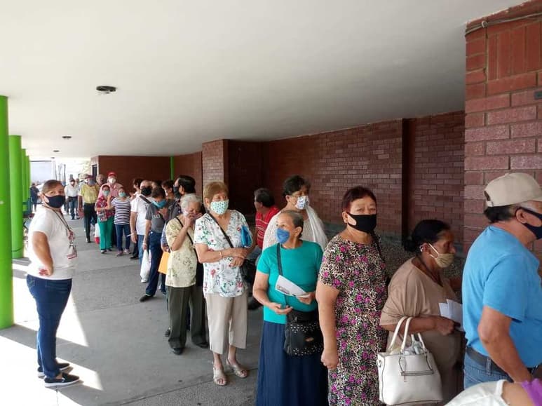 La fila que se formó fuera del local era larga y dentro del mismo, también estuvieron de pie formados. (EL SIGLO DE TORREÓN)