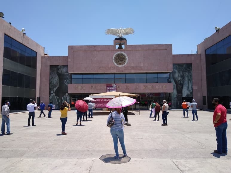 Respetando las medidas sanitarias como la sana distancia, los trabajadores decidieron protestar.