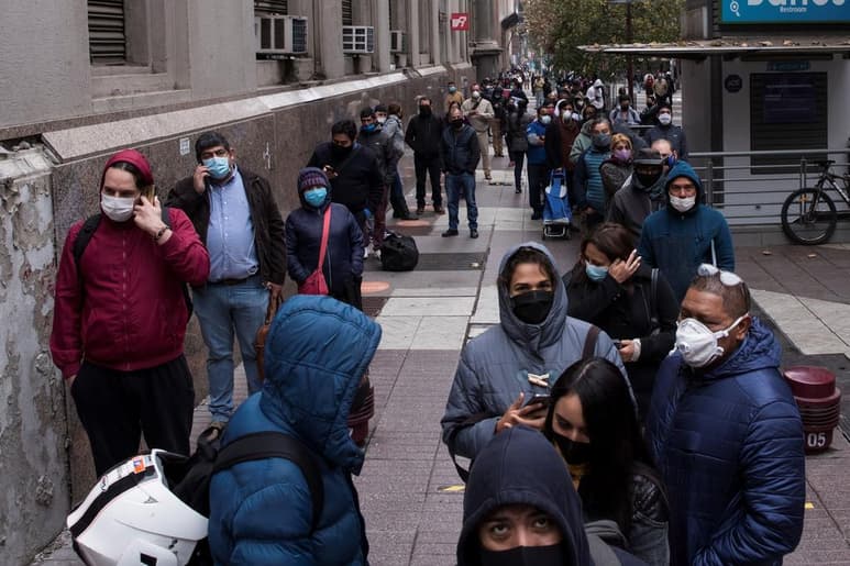 Chile registró 49 fallecidos en las últimas 24 horas por COVID-19, lo que supone un nuevo registro récord y eleva el total de decesos a 890, mientras que en cuanto al número de contagios contabilizó otros 4,654. (ARCHIVO)