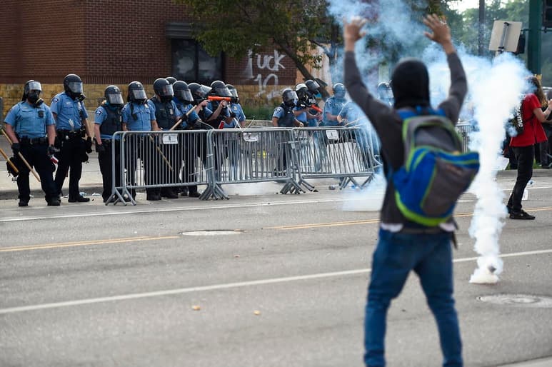 La muerte de George Floyd, un hombre de raza negra que falleció tras ser detenido y sometido por un policía blanco en Minneapolis, desató la ira y frustración de miles de ciudadanos que en las últimas dos noches han protestado por lo que consideran un caso más del abuso policial contra la comunidad negra. (ARCHIVO)