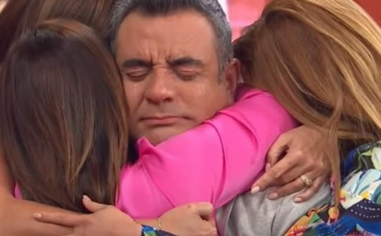 El conductor Héctor Sandarti se siente totalmente solidario con las personas que, como él, se han quedado sin trabajo, disminuido sus ingresos o han tenido que cerrar sus negocios negocios en plena pandemia por el COVID-19. (ESPECIAL)