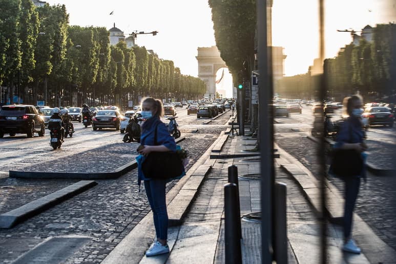 Francia registró 66 fallecimientos por coronavirus en las últimas 24 horas, con lo que confirma la tendencia a la baja de fallecimientos tras nueve días seguidos con menos de 100 muertes diarias. (ARCHIVO) 