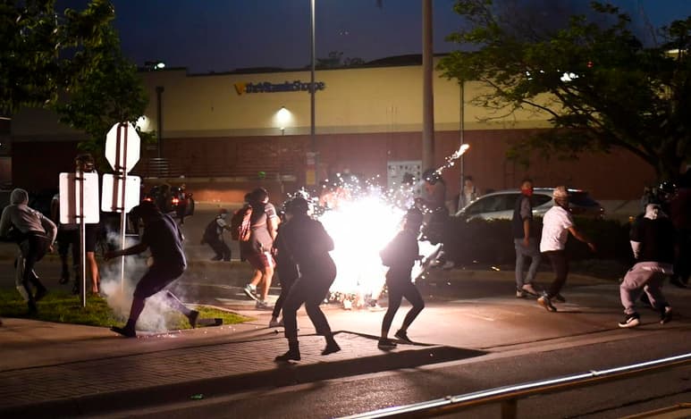 La policía estatal tuiteó que los periodistas fueron arrestados junto con otras cuatro personas por agentes que “despejaban las calles y restablecían el orden”. Añadió que “fueron puestos en libertad apenas se confirmó que eran miembros de la prensa”.
(EFE)