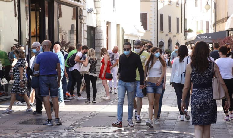 Italia registró 87 muertos con coronavirus las últimas 24 horas, cifra superior a ayer jueves, y el total de fallecidos asciende ya a 33,229, mientras caen ligeramente los contagios. (ARCHIVO)