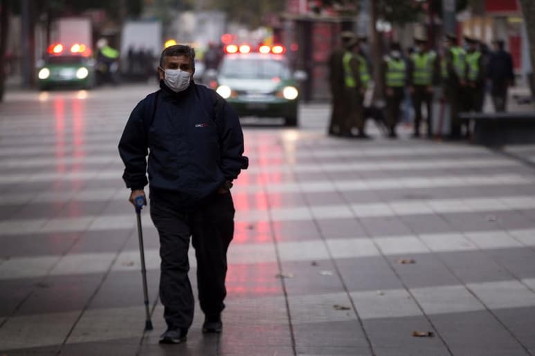 Chile registró 54 fallecidos de COVID-19 en las últimas 24 horas, lo que supone un nuevo registro récord y eleva el total de decesos a 944, mientras que contabilizó otros 3,698 contagios, situando la cifra total en 90,638. (ARCHIVO)