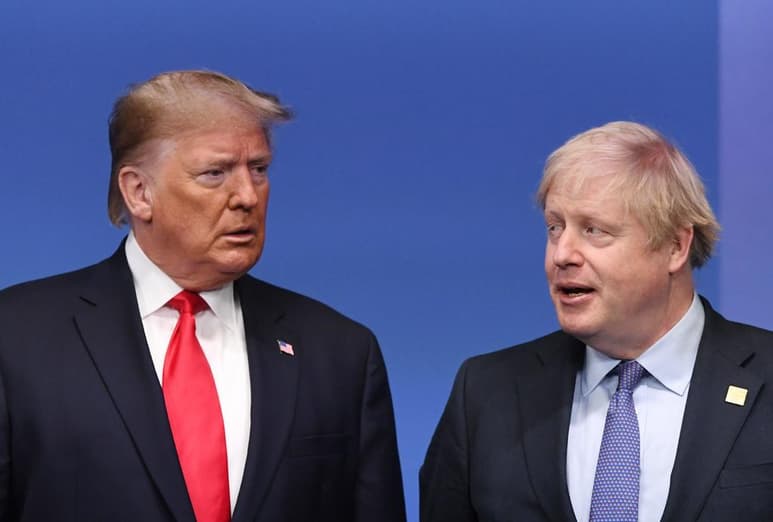 El primer ministro británico Boris Johnson (d) y el presidente estadounidense Donald Trump (i) analizaron el viernes la posibilidad de reunirse en persona en la próxima reunión del Grupo de los Siete en Estados Unidos. (ARCHIVO)