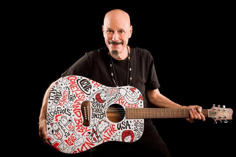 Kulick audicionó para estar en la banda Kiss, pero fue rechazado por su fundador Ace Frehley, aunque no fue impedimento para que posteriormente trabajara con ellos en los álbumes Alive II, Unmasked, Killers y Creatures Of The Night.
(ARCHIVO)