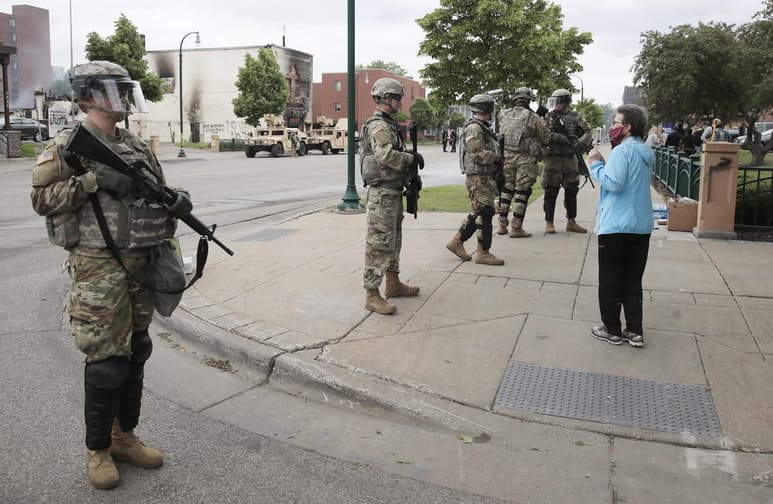 El alcalde de Minneapolis, Jacob Frey, emitió este viernes una orden de toque de queda en respuesta a los intensos disturbios que se han registrado durante las protestas por la muerte de George Floyd. (ARCHIVO)