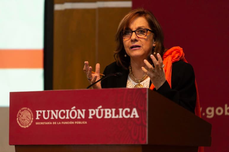 La senadora Martha Lucía Micher Camarena (Morena) ofreció disculpas por el incidente de este jueves, en el que por un momento apareció con el torso desnudo al cambiarse de ropa, esto durante la transmisión en plataforma digital, de la reunión de senadoras y senadores con el gobernador del Banco de México. (ARCHIVO)
