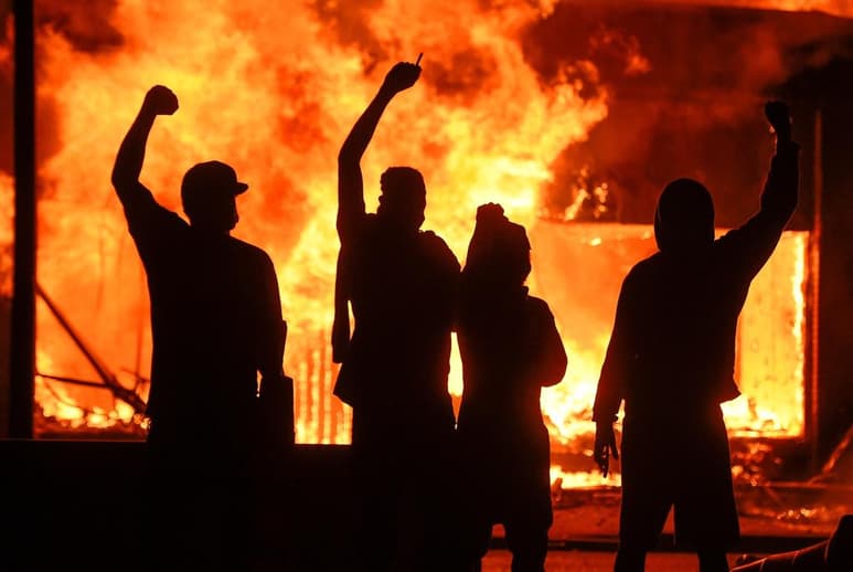La policía de Minneapolis dijo que durante las protestas se efectuaron disparos contra miembros de las fuerzas de seguridad pero no hubo heridos.
(EFE)