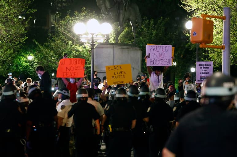 Según diversos medios locales, además de los cerca de 350 arrestados y los 33 agentes heridos, algunos de ellos de seriedad, un total de 47 vehículos policiales fueron dañados por los manifestantes. (EFE)