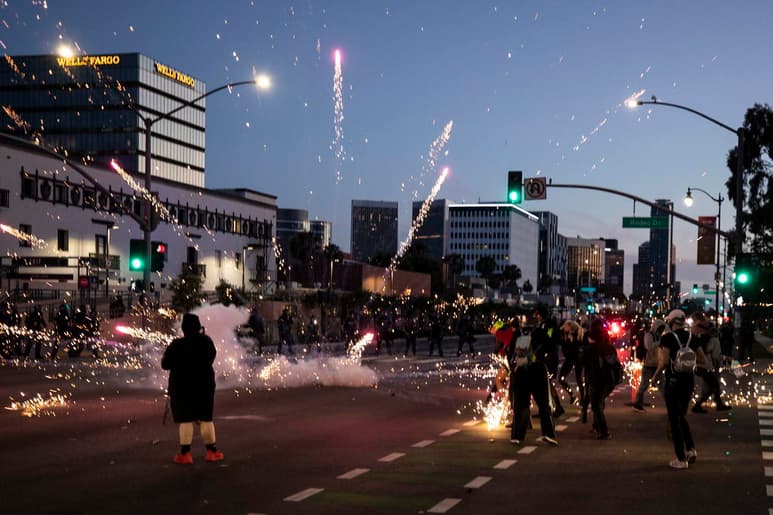 Las violentas protestas por la muerte de George Floyd han sacudido el país y muchas de ellas han terminado en enfrentamientos con la policía, dejando tiendas y coches incendiados. (EFE)