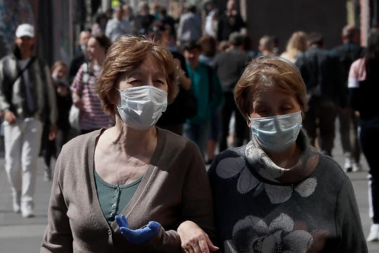 En las últimas 24 horas se confirmaron nueve mil 268 casos de COVID-19 en 84 regiones del país. (EFE)