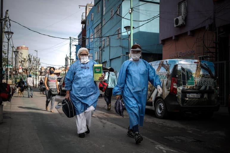 El número de casos de COVID-19 en el mundo alcanzó hoy los 5.93 millones, confirmó hoy la Organización Mundial de la Salud, que también certificó un nuevo récord de nuevos contagios diarios (115,000 en las pasadas 24 horas). (ARCHIVO)