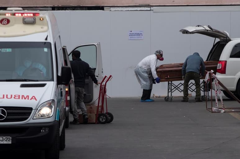 Las autoridades sanitarias de Chile confirmaron este domingo que el país suramericano superó el millar de fallecidos por la COVID-19, justo en la peor jornada con respecto a la cantidad de decesos desde que llegó el coronavirus SARS-CoV-2. (ARCHIVO)