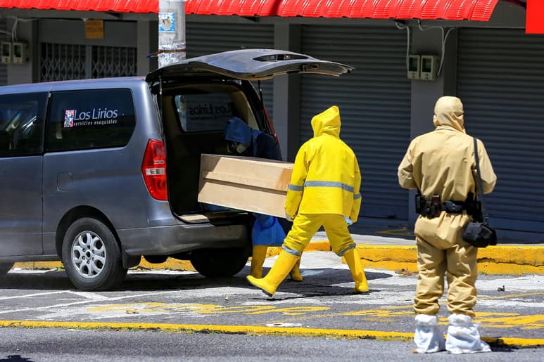 Ecuador superó este domingo los 39,000 casos positivos de COVID-19, según las cifras oficiales, que dan cuenta de 3,358 decesos confirmados por esa enfermedad y otros 2,154 fallecidos probables por coronavirus. (ARCHIVO)