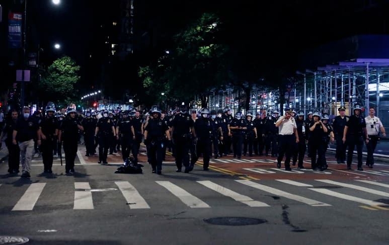 Vehículos patrulla embistiendo a manifestantes, placajes por la espalda, uso de gas pimienta o disparos de balas de goma a la cara. Con estas dudosas prácticas, los departamentos de policía en muchas ciudades de Estados Unidos han contribuido poco en evitar que las protestas ciudadanas contra el racismo se volvieran violentas en los últimos días. (EFE)