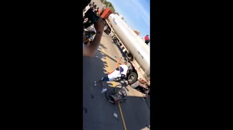 Las protestas de hoy en Minneapolis (Minnesota) fueron interrumpidas cuando un conductor de un tráiler embistió a la multitud que se había congregado en la carretera. (ESPECIAL)