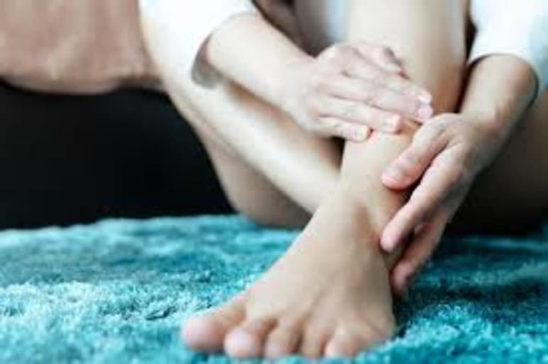Algunas condiciones se presentan inicialmente debido a la posición de las piernas en el útero antes del nacimiento. Los problemas de los pies, rodillas y piernas, por lo general, no necesitan de tratamiento. (ESPECIAL) 
