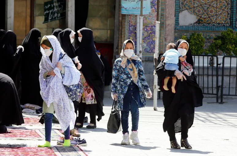 El número de contagios diarios aumentó este lunes a casi 3,000 nuevos casos en Irán, cuyo ministro de Salud, Said Namakí, advirtió que puede haber 'un pico peligroso en cualquier momento'. (ARCHIVO)
