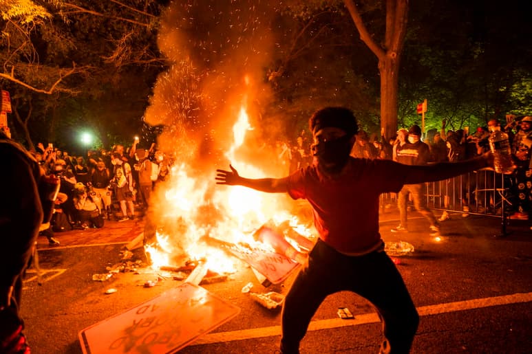 El mandatario se quejó de que los gobernadores 'no están haciendo uso' de los militares para reprimir las protestas. (EFE)