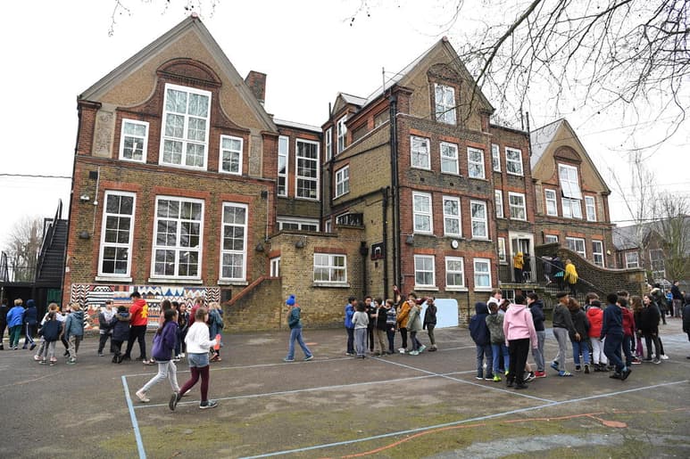 Las escuelas de primaria retomaron hoy algunas clases en Inglaterra tras más de dos meses cerradas por el coronavirus, si bien la asistencia ha sido 'variable' debido al temor a los contagios entre las familias. (ARCHIVO)