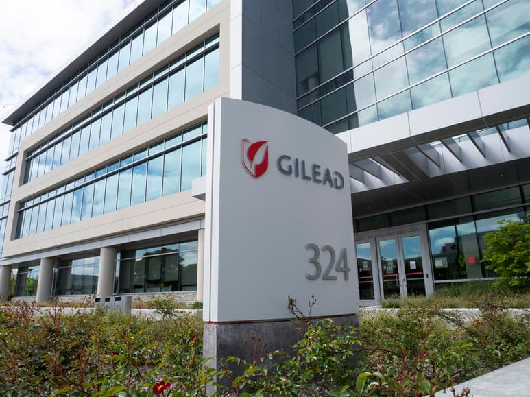 Gilead ha anunciado este lunes resultados positivos del ensayo en fase III del medicamento remdesivir en pacientes con COVID-19 moderado. (ARCHIVO)