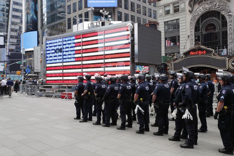 'Habrá un toque de queda', dijo el gobernador Andrew Cuomo, y agregó que 8 mil policías estarán fuera esta noche.
(EFE)