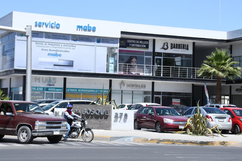Las empresas que están dentro de los giros autorizados arrancaron operaciones este lunes. (EL SILGO DE TORREÓN)